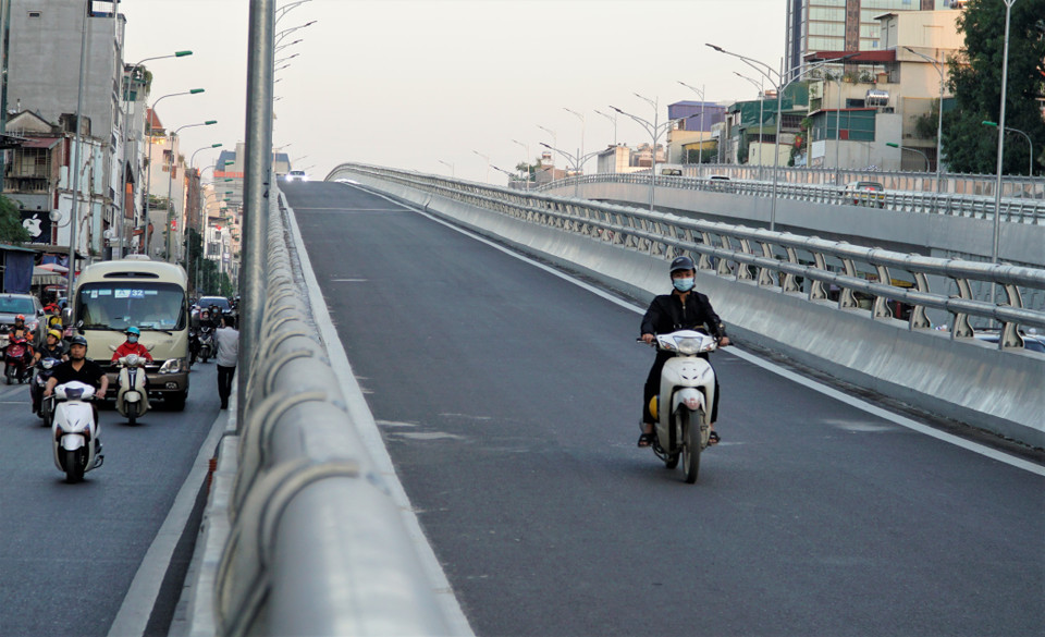 Có một vài người còn 'leo' cả lên cầu để đi cho nhanh. (Ảnh: Minh Hiếu/Vietnam+)