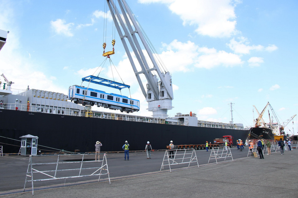 Quang cảnh khu vực bốc dỡ đoàn tàu số 4 và số 5 của tuyến metro số 1 tại cảng Khánh Hội. (Ảnh: Tiến Lực/TTXVN)