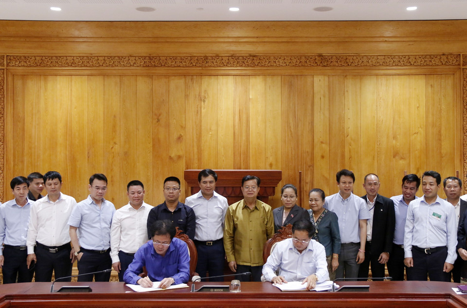 Quang cảnh lễ ký biên bản nghiệm thu giữa Đại diện Chủ đầu tư là Bộ Xây dựng Việt Nam (trái) và Ban Quản lý dự án xây dựng Nhà Quốc hội mới của Lào. (Ảnh: Phạm Kiên/Vietnam+)