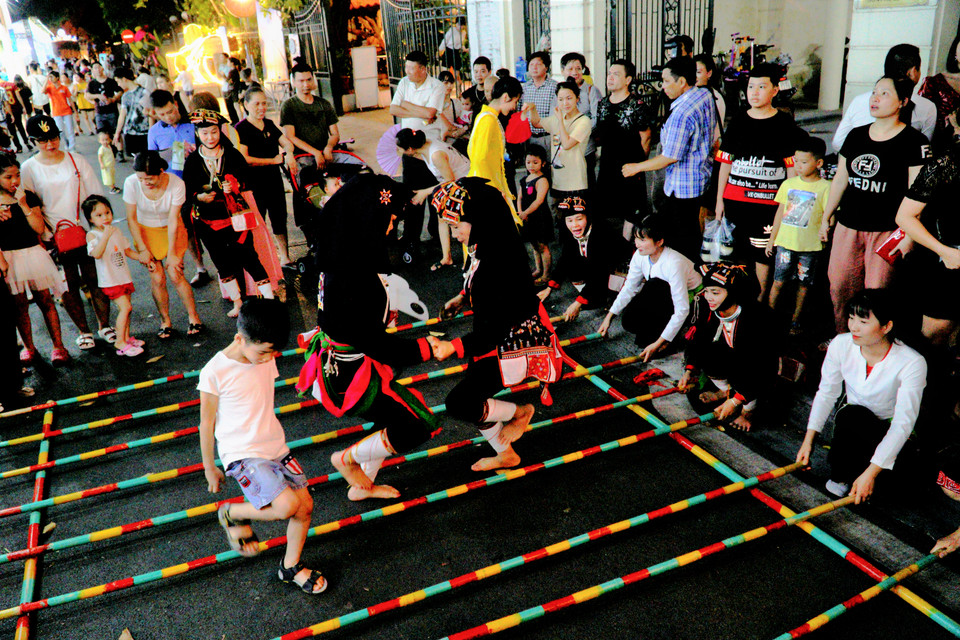 Ngay cả những trò chơi truyền thống dân tộc như nhảy Sạp cũng được các bạn nhỏ nhiệt tình chơi. (Ảnh: Hiếu Hoàng/Vietnam+)