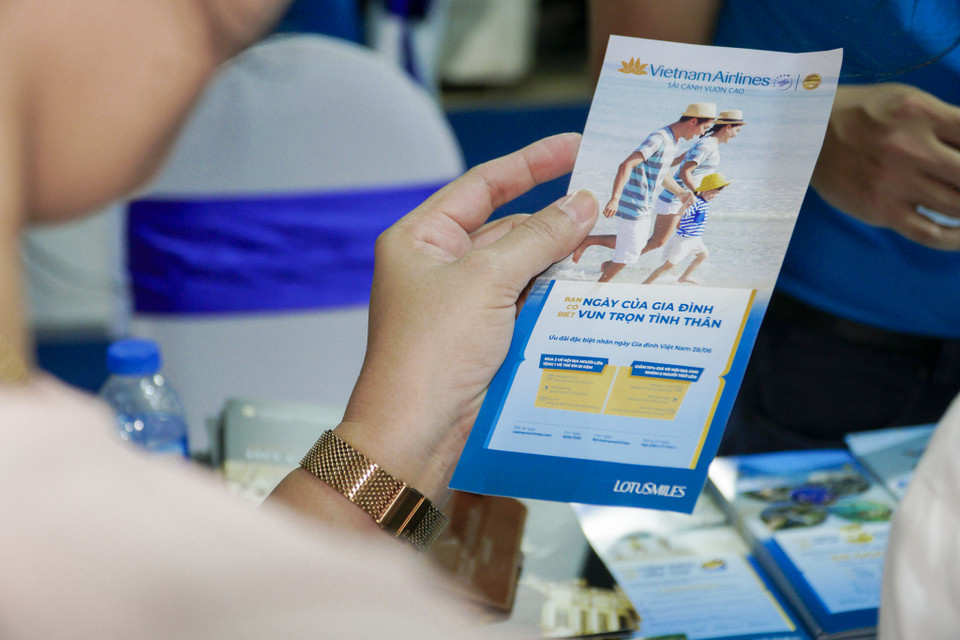 Đây cũng là thời điểm học sinh chuẩn bị được nghỉ hè nên nhiều gia đình quan tâm đến sản phẩm du lịch trọn gói. (Ảnh: Hiếu Hoàng/Vietnam+)