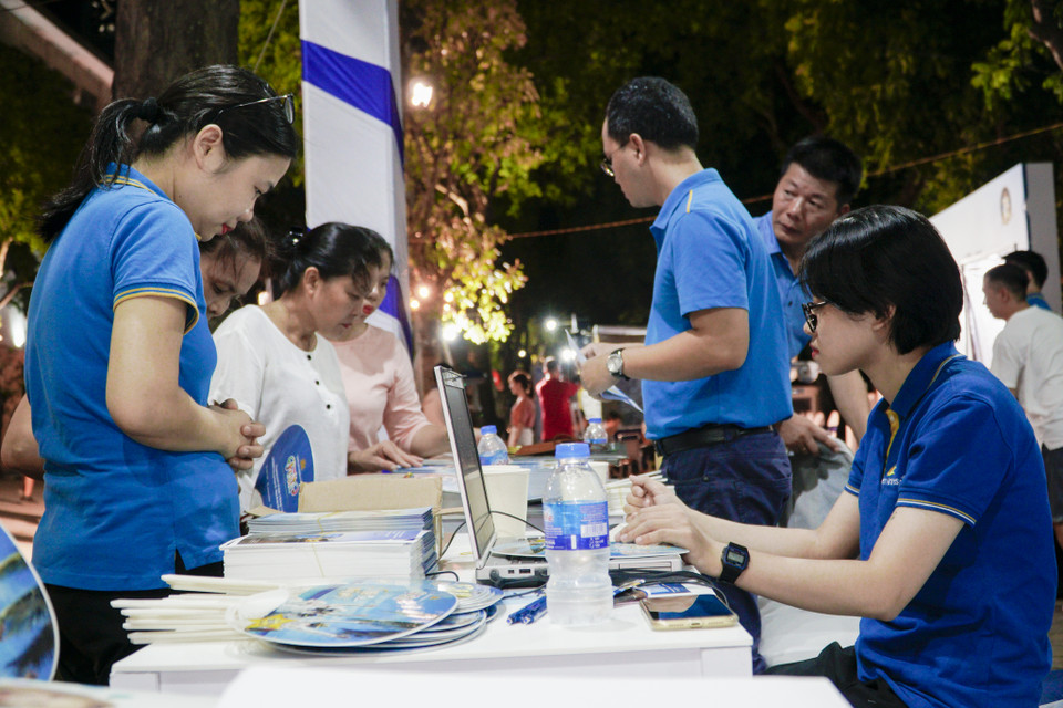 Đông đảo khách tham quan tìm hiểu về giá vé máy bay và tour du lịch trong nước. (Ảnh: Hiếu Hoàng/Vietnam+)