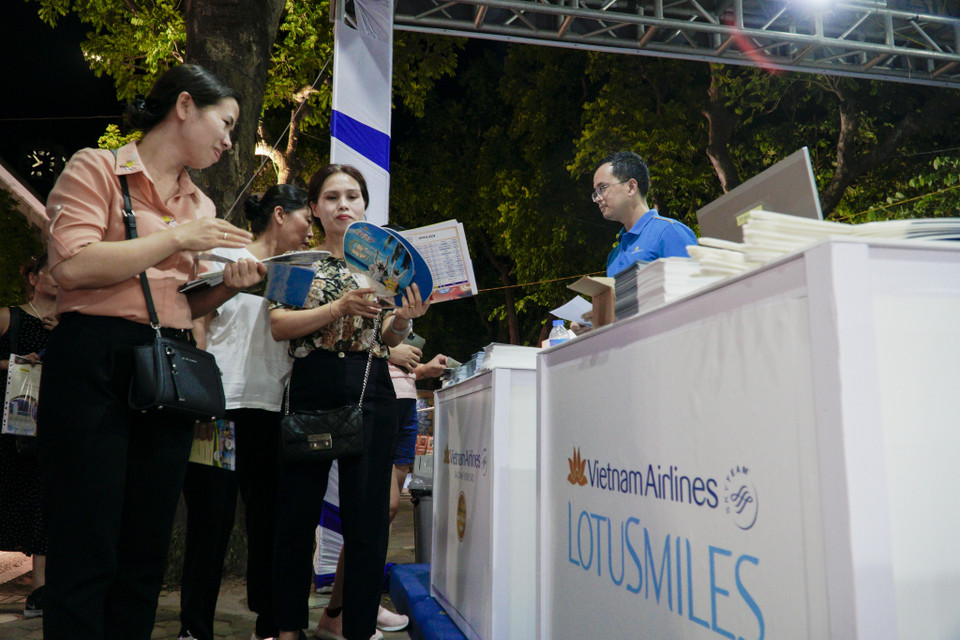 Dịp này, Vietnam Airlines cùng các công ty du lịch giới thiệu hàng nghìn ưu đãi vé máy bay, tour trọn gói. (Ảnh: Hiếu Hoàng/Vietnam+)