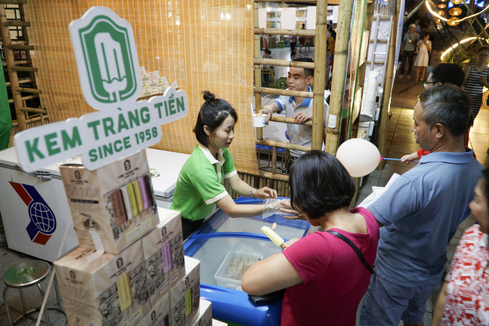 Các gian hàng ẩm thực truyền thống giới thiệu những đặc sản của Hà Nội. (Ảnh: Hiếu Hoàng/Vietnam+)