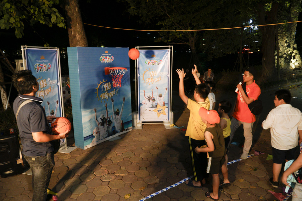 Nhiều bạn nhỏ tham gia trò chơi để lĩnh phần thưởng. (Ảnh: Hiếu Hoàng/Vietnam+)