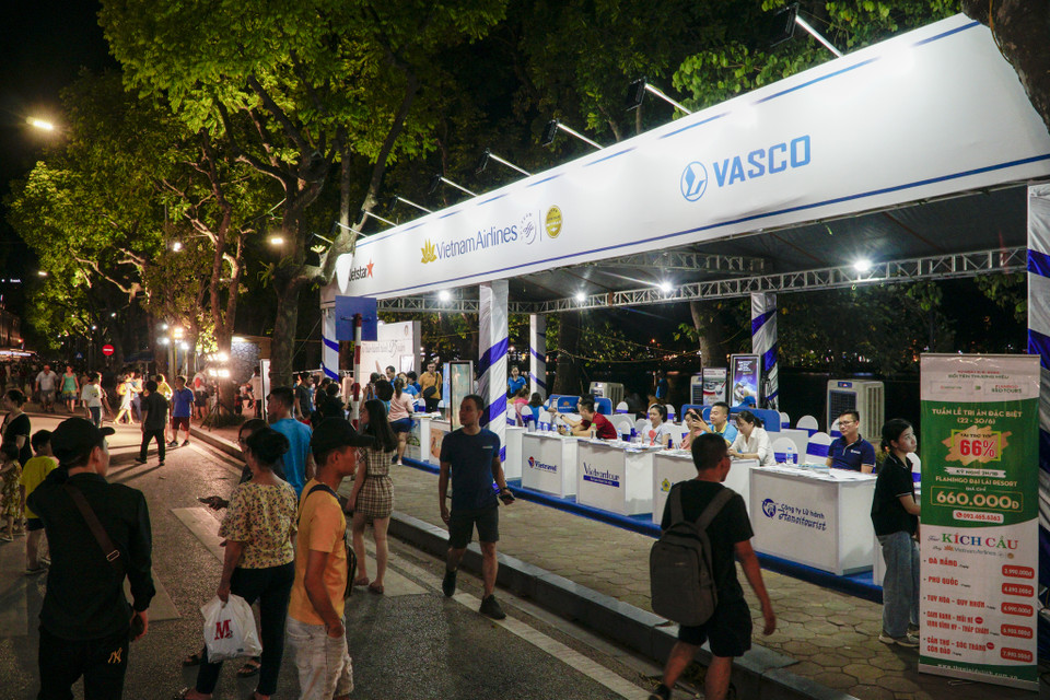 Khách tham quan tìm hiểu các ưu đãi vé máy bay, du lịch tại sự kiện. (Ảnh: Hiếu Hoàng/Vietnam+)