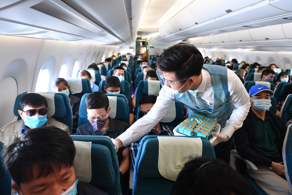 Gần 1.000 hộp quà đã được trao đến hành khách nhân ngày 8/3. (Ảnh: CTV/Vietnam+)