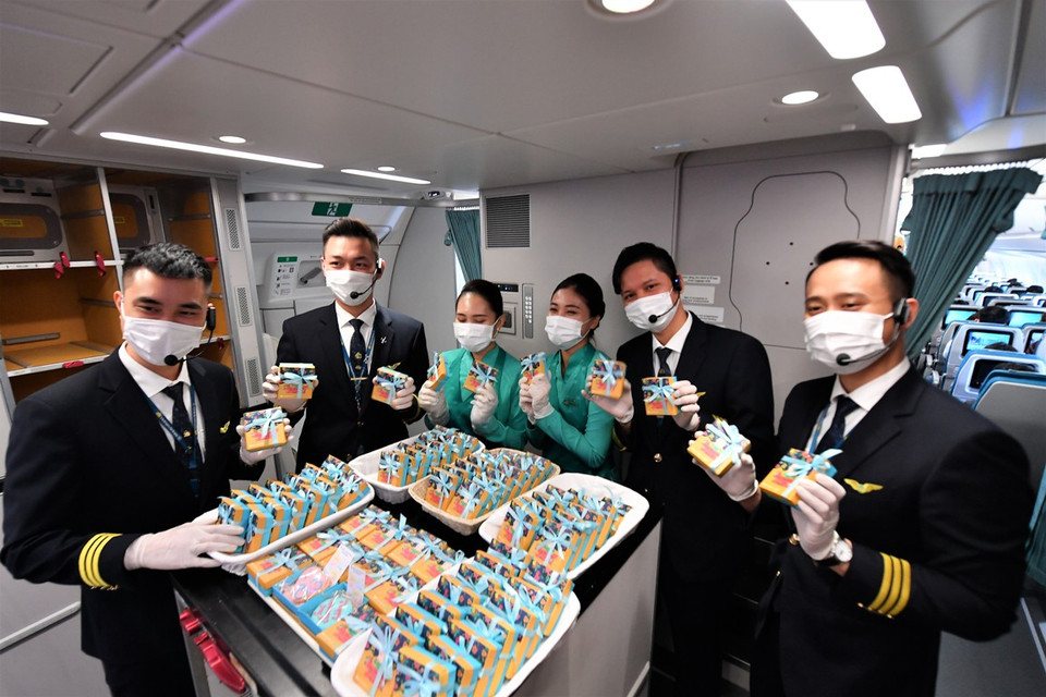 Chuyến bay mang đến món quà đặc biệt cho hành khách nhân dịp 8/3. (Ảnh: CTV/Vietnam+)