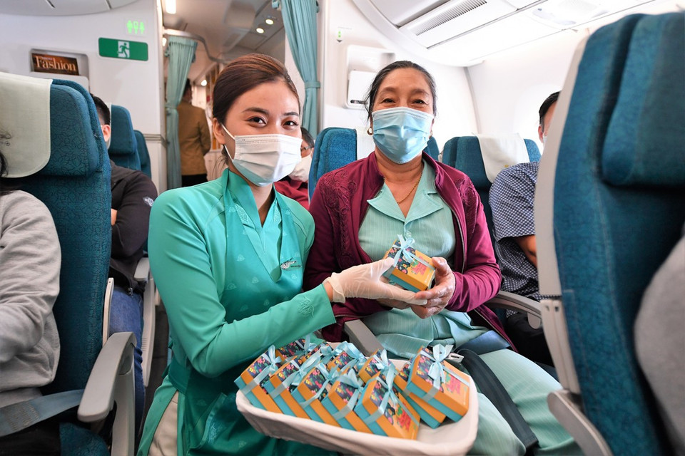 Nhiều hành khách xúc động và bày tỏ niềm yêu thích với món quà đặc biệt này. (Ảnh: CTV/Vietnam+)