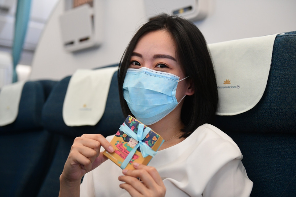 Món quà này nhắc nhở đến mỗi người về quan niệm phụ nữ là bông hoa đẹp và nâng niu, tôn trọng, bình đẳng. (Ảnh: CTV/Vietnam+)