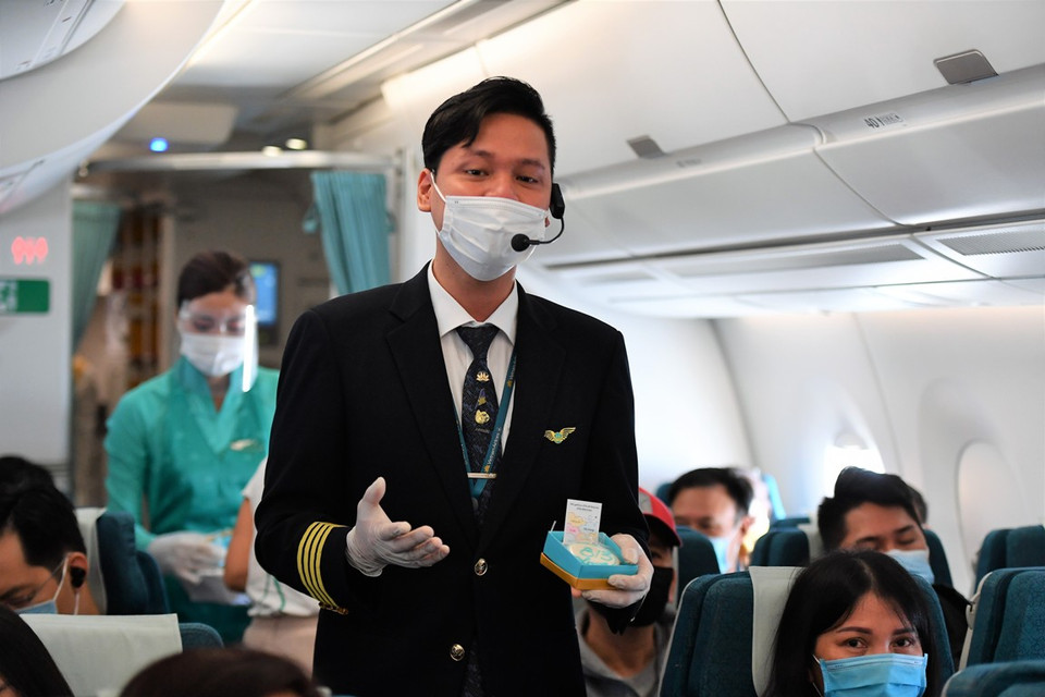 Các phi công nam của Vietnam Airlines hát tặng hành khách trên chuyến bay. (Ảnh: CTV/Vietnam+)