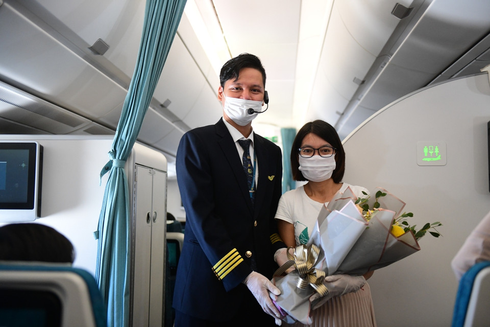 Đại diện tổ phi công thay mặt chuyến bay tặng quà cho chị Đặng Thị Hương. (Ảnh: CTV/Vietnam+)