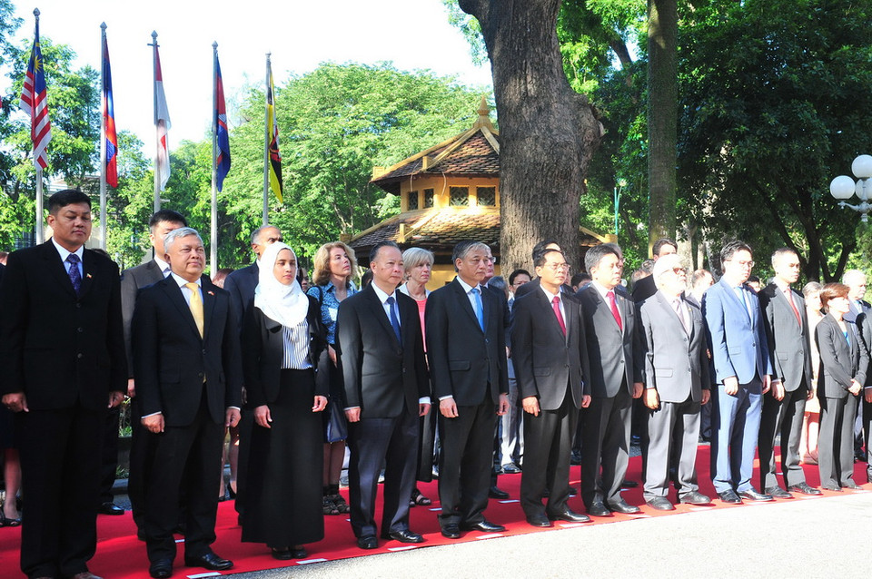 Các đại biểu tham dự lễ thượng cờ tại trụ sở Bộ Ngoại giao. (Ảnh: Nguyễn Khang/TTXVN)