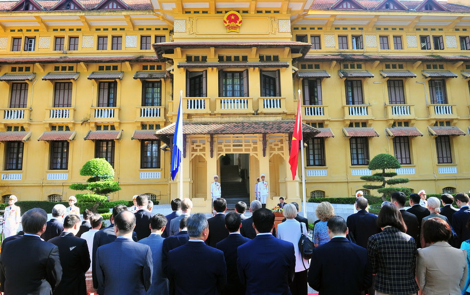 Các đại biểu tham dự lễ thượng cờ tại trụ sở Bộ Ngoại giao. (Ảnh: Nguyễn Khang/TTXVN)