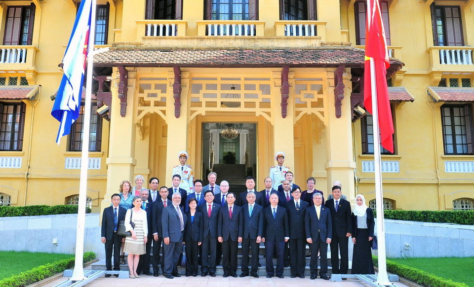 Các đại biểu tham dự lễ thượng cờ tại trụ sở Bộ Ngoại giao. (Ảnh: Nguyễn Khang/TTXVN)