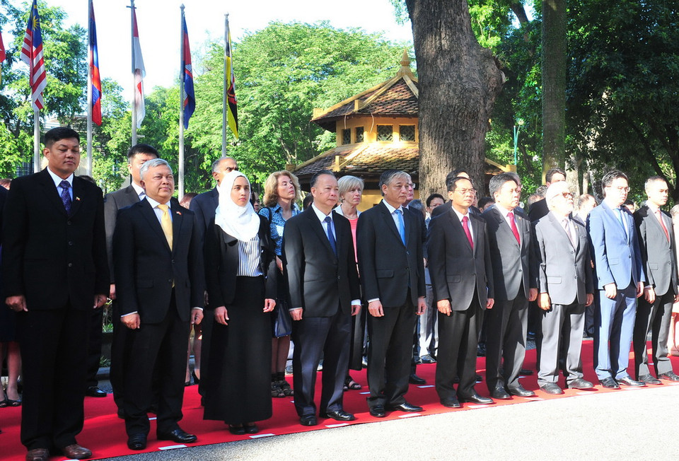 Thứ trưởng Thường trực Bộ Ngoại giao Bùi Thanh Sơn phát biểu tại lễ thượng cờ tại trụ sở Bộ Ngoại giao. (Ảnh: Nguyễn Khang/TTXVN)