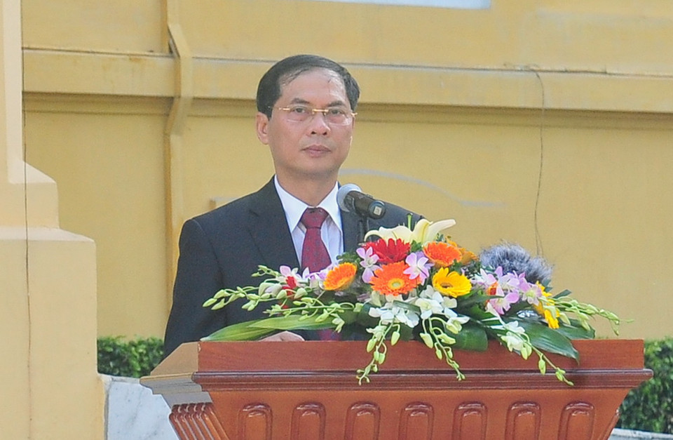Thứ trưởng Thường trực Bộ Ngoại giao Bùi Thanh Sơn phát biểu tại lễ thượng cờ tại trụ sở Bộ Ngoại giao. (Ảnh: Nguyễn Khang/TTXVN)