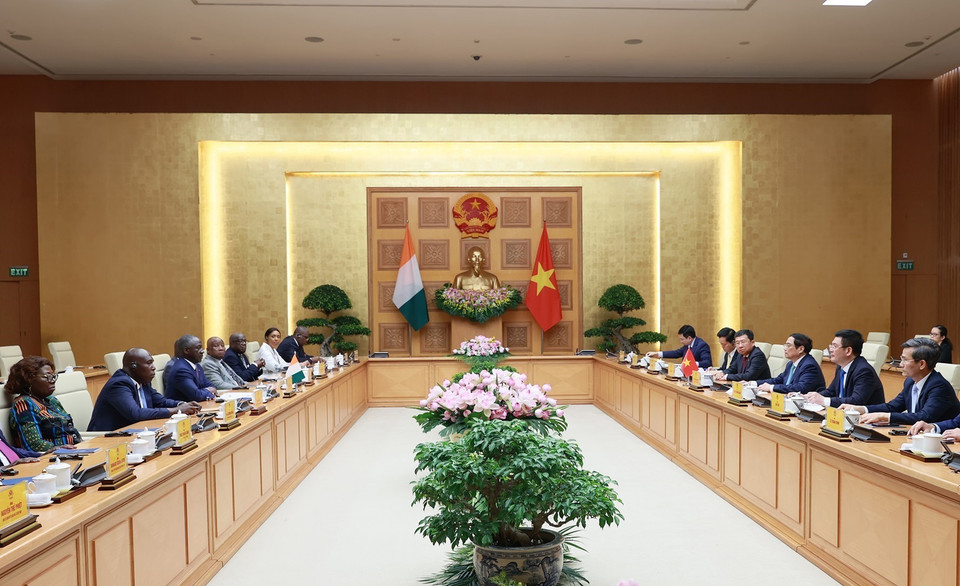 Thủ tướng Phạm Minh Chính tiếp Chủ tịch Quốc hội Bờ Biển Ngà Adama Bictogo. (Ảnh: Dương Giang/TTXVN)