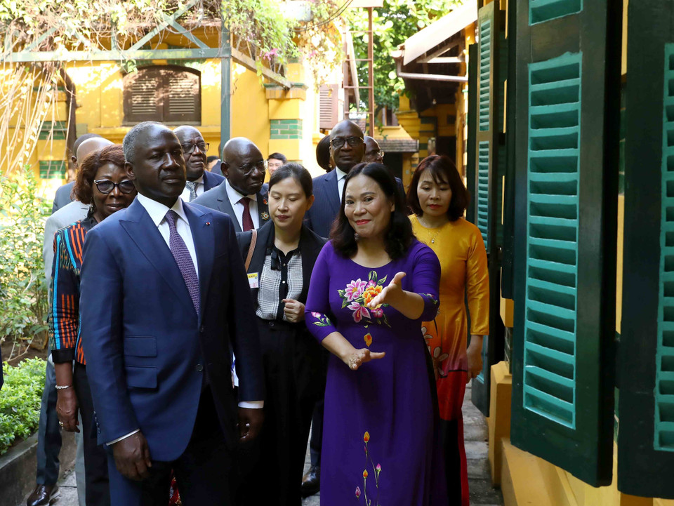 Chủ tịch Quốc hội Cộng hòa Bờ Biển Ngà Adama Bictogo thăm khu Di tích Chủ tịch Hồ Chí Minh tại Phủ Chủ tịch. (Ảnh: An Đăng/TTXVN)