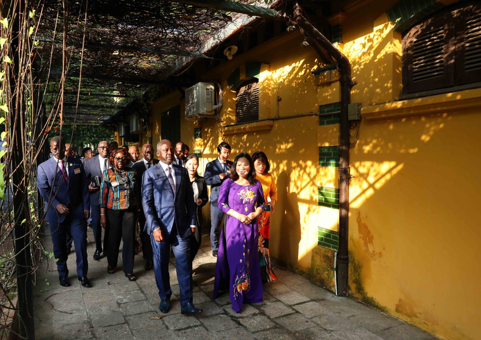 Chủ tịch Quốc hội Cộng hòa Bờ Biển Ngà Adama Bictogo thăm khu Di tích Chủ tịch Hồ Chí Minh tại Phủ Chủ tịch. (Ảnh: An Đăng/TTXVN)