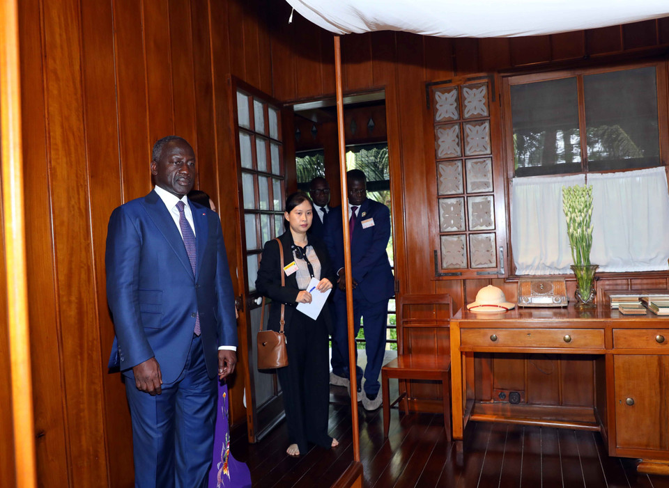 Chủ tịch Quốc hội Cộng hòa Bờ Biển Ngà Adama Bictogo thăm Nhà sàn Bác Hồ trong khu Di tích Chủ tịch Hồ Chí Minh. (Ảnh: An Đăng/TTXVN)