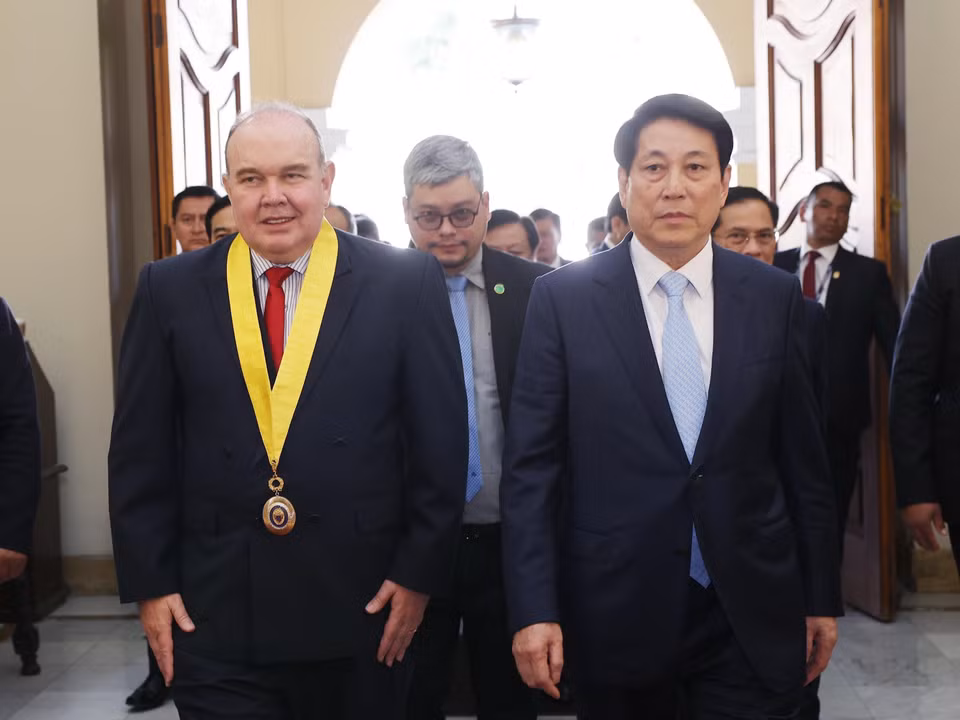 Thị trưởng Thành phố Lima Rafael Lopez đón Chủ tịch nước Lương Cường. (Ảnh: Lâm Khánh/TTXVN)