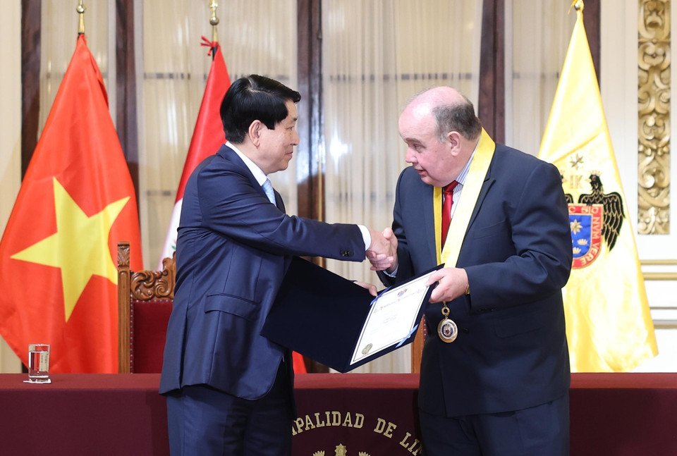 Thị trưởng Rafael Lopez trao chứng nhận khách mời danh dự Thành phố Lima tặng Chủ tịch nước Lương Cường. (Ảnh: Lâm Khánh/TTXVN)