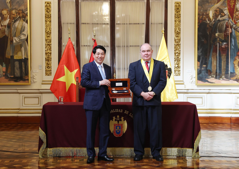 Thị trưởng Rafael Lopez trao chìa khóa thành phố Lima tặng Chủ tịch nước Lương Cường. (Ảnh: Lâm Khánh/TTXVN)