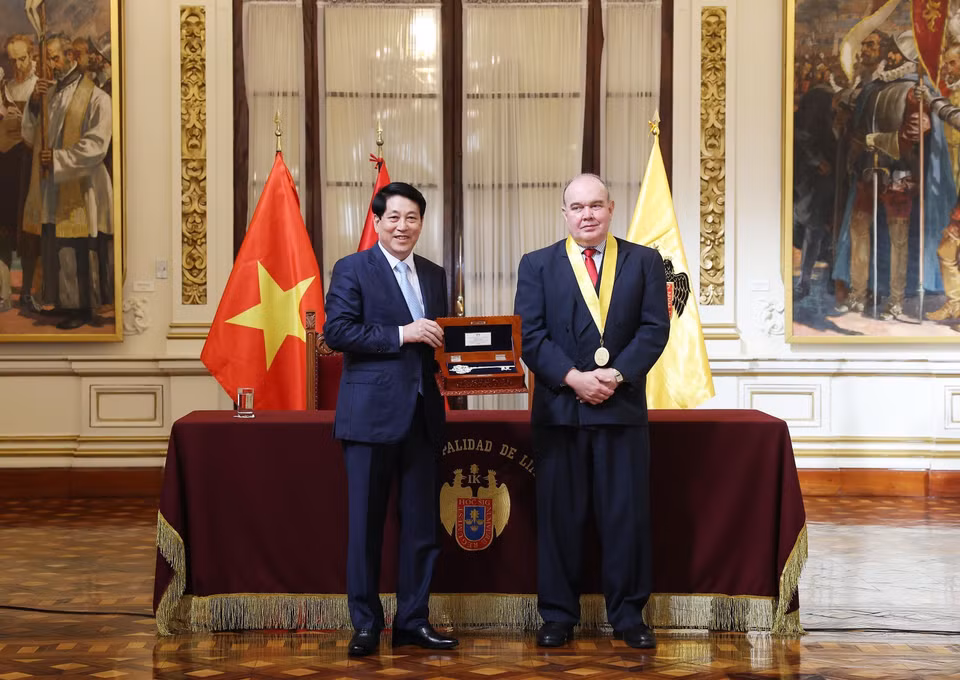 Thị trưởng Rafael Lopez trao chìa khóa thành phố Lima tặng Chủ tịch nước Lương Cường. (Ảnh: Lâm Khánh/TTXVN)