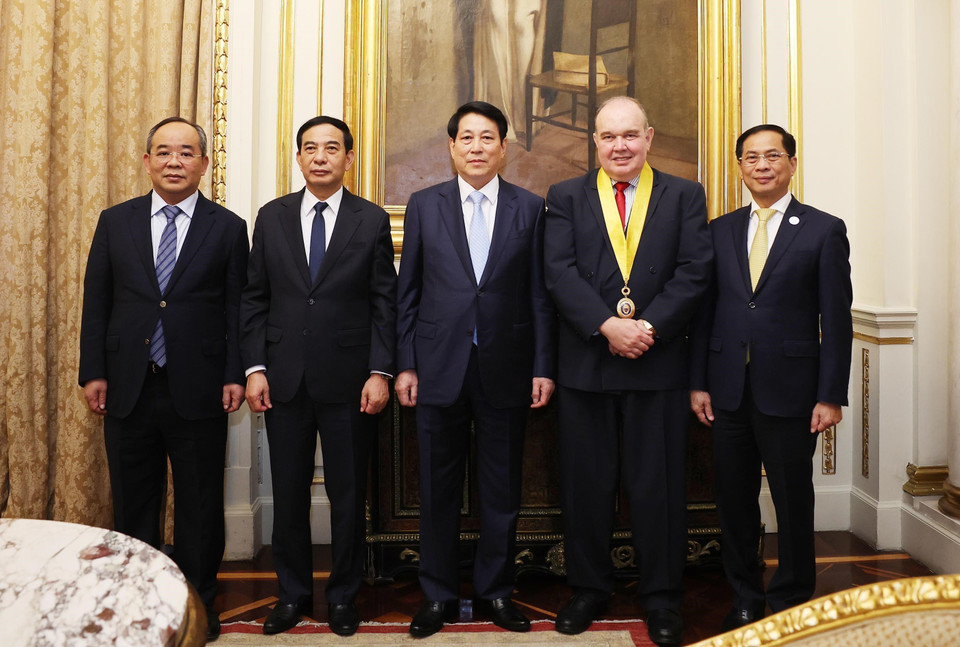 Chủ tịch nước Lương Cường và các đại biểu dự lễ trao chìa khóa thành phố và tuyên bố khách mời tham dự của Thành phố Lima. (Ảnh: Lâm Khánh/TTXVN)