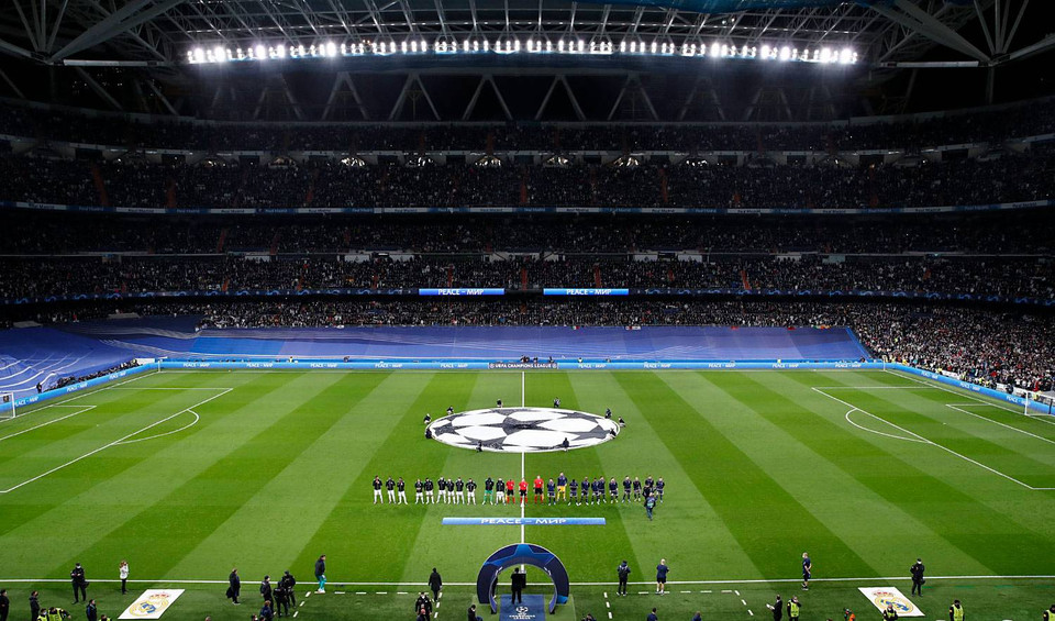 Hai đội làm thủ tục trước khi bước vào trận lượt về vòng 1/8 Champions League. (Nguồn: realmadrid)