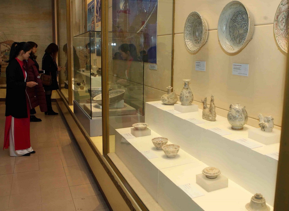 Khách tham quan không gian trưng bày trong ngày khai mạc. (Ảnh: Thanh Tùng/TTXVN)