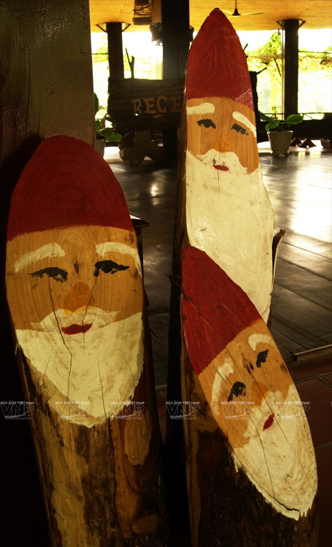 Tiểu cảnh từ thân cây gỗ mang bản sắc núi rừng Tây Nguyên trang trí tại Khu du lịch sinh thái. (Nguồn: Nguyễn Vũ Thành Đạt/Báo ảnh Việt Nam)