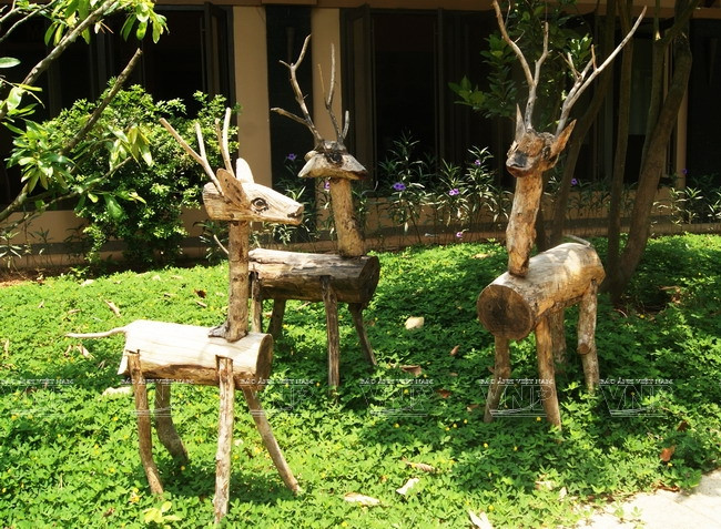 Tiểu cảnh những chú hươu sáng tạo từ những thân gỗ sắp đặt trong Khu du lịch sinh thái. (Nguồn: Nguyễn Vũ Thành Đạt/Báo ảnh Việt Nam)