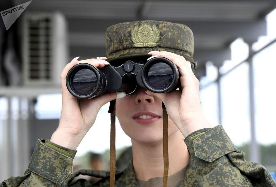 Nữ quân nhân trong trận bán kết cuộc thi Công thức Kỹ thuật. (Nguồn: Sputnik)