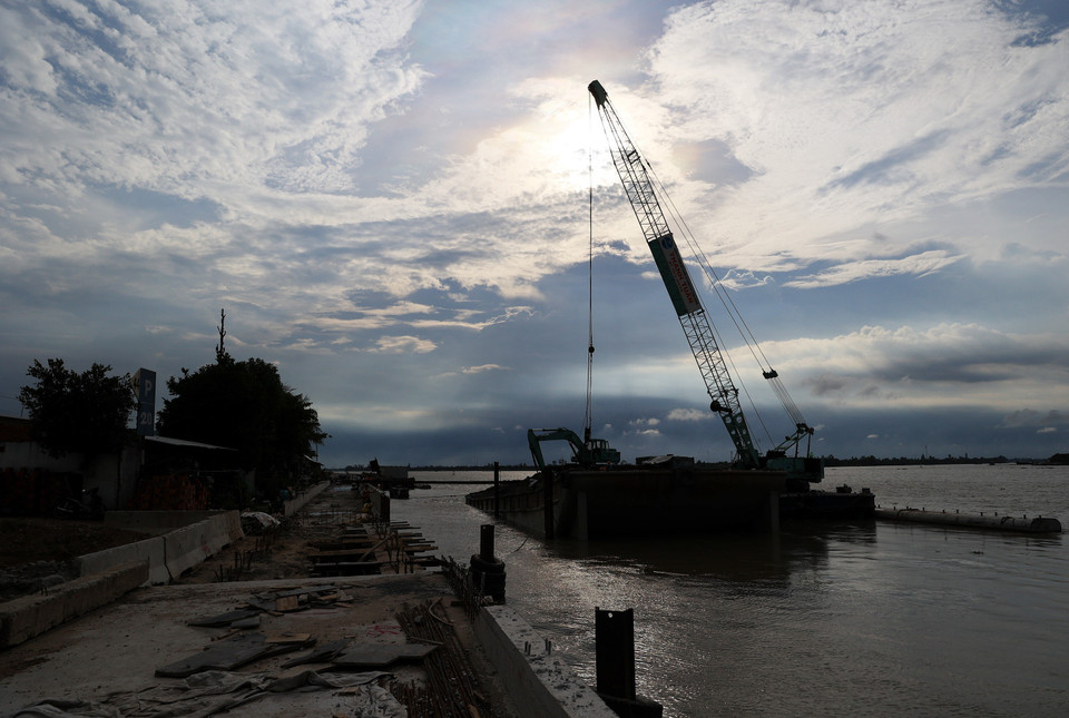 Thi công công trình chống sạt lở bờ sông Tiền, đoạn qua hai xã Tân Mỹ và Mỹ An Hưng B, huyện Lấp Vò, tỉnh Đồng Tháp. (Ảnh: Hồng Đạt/TTXVN)