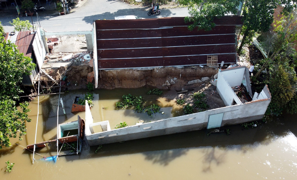 Hiện trường vụ sạt lở tại khu vực bờ kênh Cần Lố (đoạn gần Đình thần Trà Bông, xã Nhị Mỹ, huyện Cao Lãnh, tỉnh Đồng Tháp) vào giữa tháng 6/2023. (Ảnh: Nhựt An/TTXVN)