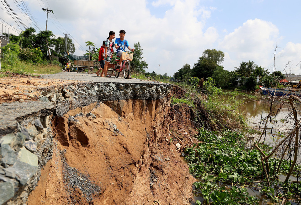Sạt lở bờ sông Cần Lố (đoạn gần Bưu điện xã Nhị Mỹ, huyện Cao Lãnh) dài khoảng 50m, ăn sâu 5-7m nhìn như miệng vực. (Ảnh: Hồng Đạt/TTXVN)