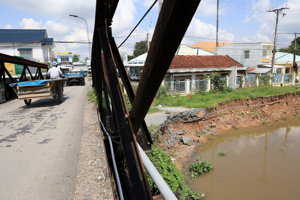 Cây cầu bắc qua sông Cần Lố, xã Nhị Mỹ, huyện Cao Lãnh, Đồng Tháp ngay sát điểm sạt lở. (Ảnh: Hồng Đạt/TTXVN)