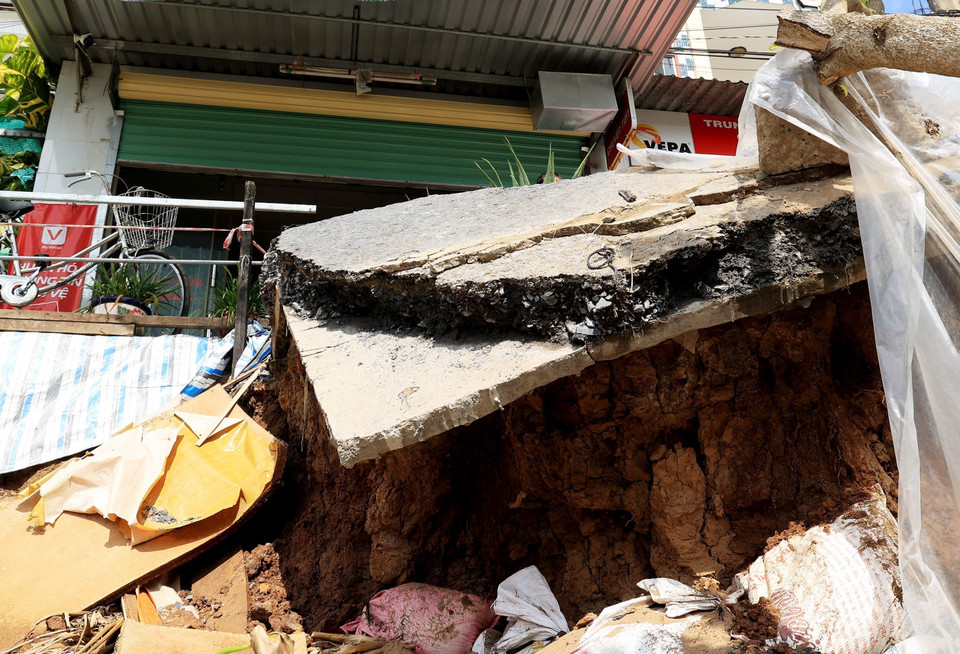 Một mảng bêtông, nhựa đường chỉ chờ rớt xuống sông do sạt lở. (Ảnh: Hồng Đạt/TTXVN)