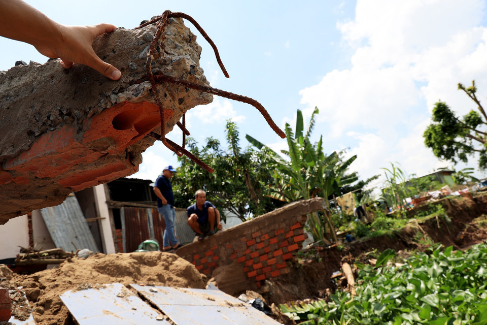 Bêtông cốt thép ngôi nhà bị sạt lở của ông Võ Văn Dũng còn trơ ra. (Ảnh: Hồng Đạt/TTXVN)