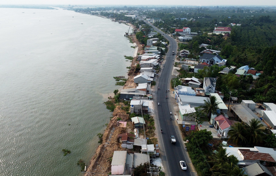 Công trình xây dựng kè bờ từ đoạn kè Bình Thành đến vàm Phong Mỹ (thuộc huyện Thanh Bình và huyện Cao Lãnh, tỉnh Đồng Tháp) để bảo vệ Quốc lộ 30 nhưng thi công chậm tiến độ, là một dẫn chứng cho hiệu quả không cao lại tốn kém kinh phí trong phòng, chống sạt lở của giải pháp dùng kè bêtông. (Ảnh: Nhựt An/TTXVN)