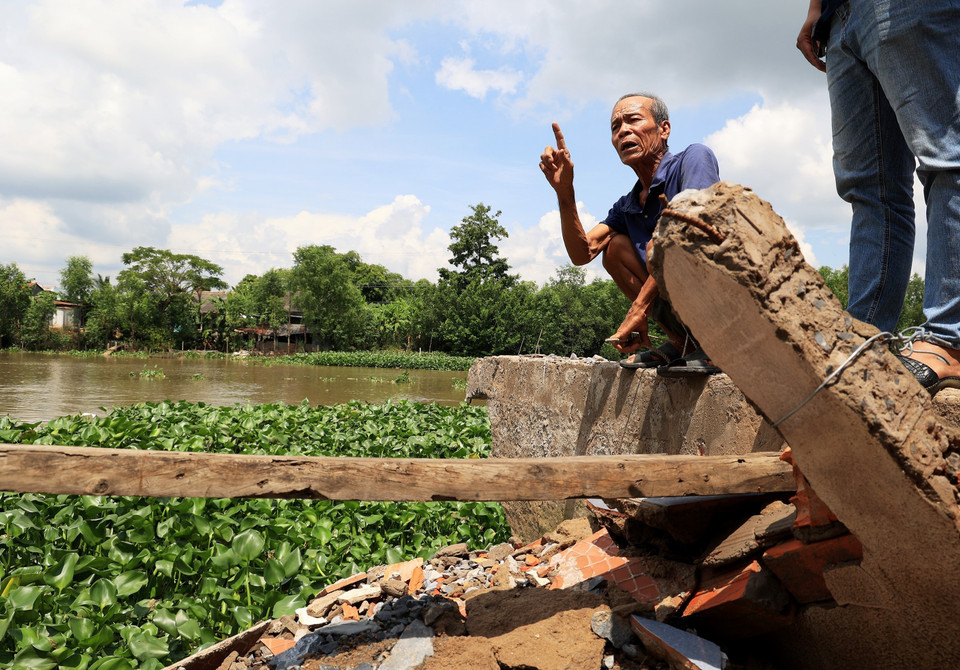 Nhà ông Võ Văn Dũng, 73 tuổi, ngụ ấp Tân Dân, xã Nhị Mỹ, huyện Cao Lãnh sụp xuống sông Cái Bèo do sạt lở vào cuối tháng 5/2023. (Ảnh: Hồng Đạt/TTXVN)