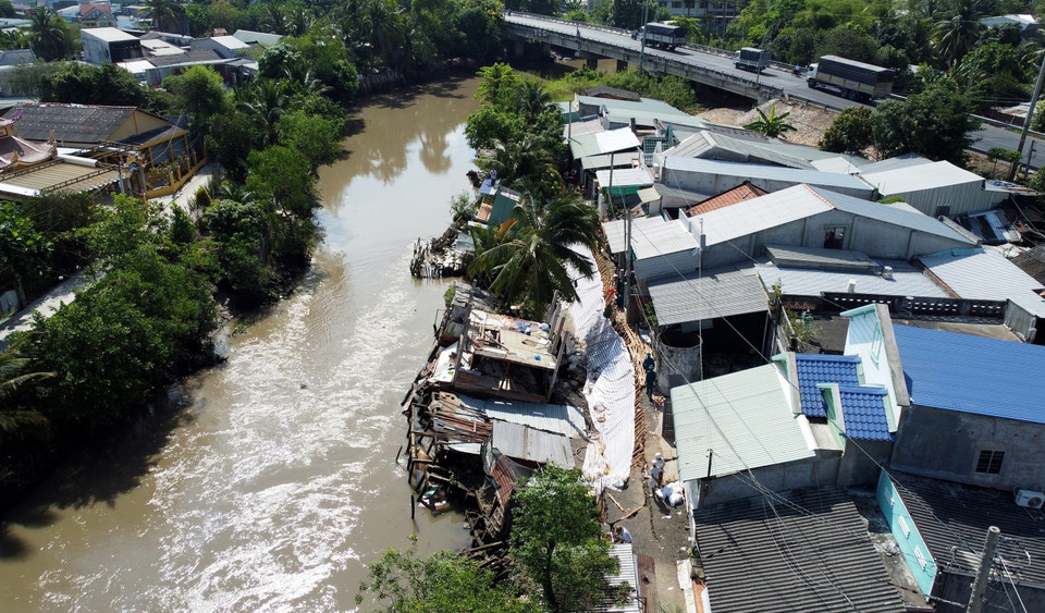 Vụ sạt lở ven kênh Đốc Phủ Hiền thuộc xã Tân Phú Đông, thành phố Sa Đéc, tỉnh Đồng Tháp, vào tháng 5/2023. (Ảnh: Hồng Đạt/TTXVN)