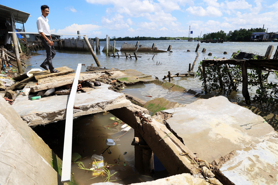 Ông Huỳnh Tiết Giao, Phó Chủ tịch xã Tam Giang, huyện Năm Căn, tỉnh Cà Mau, trước hiện trường sạt lở nhà lồng chợ và công trình kè Kinh 17 (vốn đầu tư 2,8 tỷ đồng) đang xây dựng bị sụp xuống do sạt lở vừa qua. (Ảnh: Hồng Đạt/TTXVN)