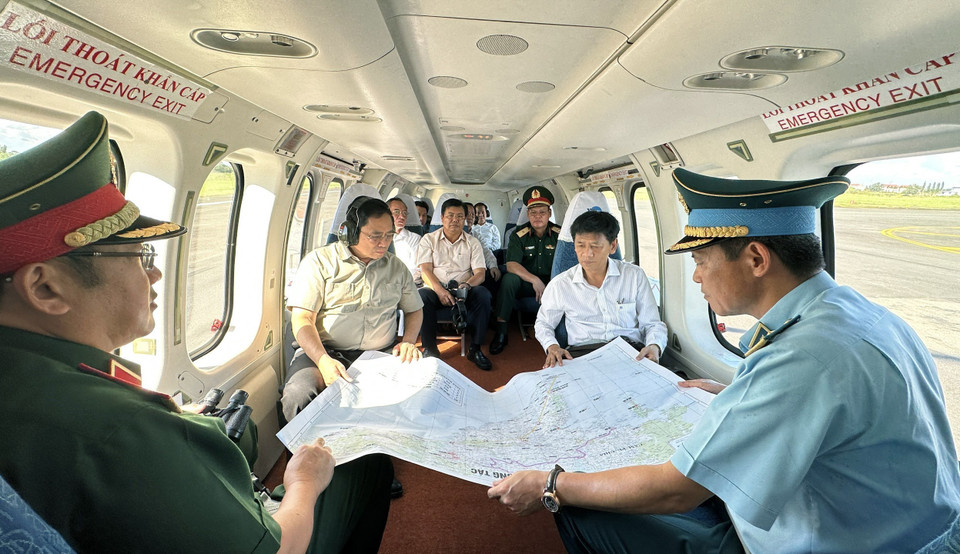 Thủ tướng Phạm Minh Chính thị sát tình hình sạt lở bờ biển và đê biển một số địa phương Vùng Đồng bằng sông Cửu Long.(Ảnh: Dương Giang/TTXVN)