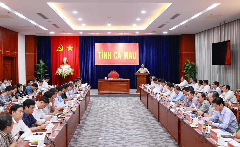 Thủ tướng Phạm Minh Chính làm việc với lãnh đạo các tỉnh Cà Mau, Bạc Liêu, Sóc Trăng về tình hình sạt lở ven biển. (Ảnh: Dương Giang/TTXVN)