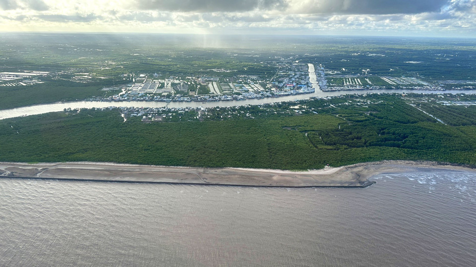 Khu vực bờ biển và đê biển tỉnh Sóc Trăng. (Ảnh: Dương Giang/TTXVN)