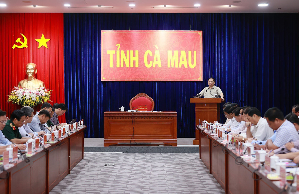 Thủ tướng Phạm Minh Chính làm việc với lãnh đạo các tỉnh Cà Mau, Bạc Liêu, Sóc Trăng về tình hình sạt lở ven biển. (Ảnh: Dương Giang/TTXVN)