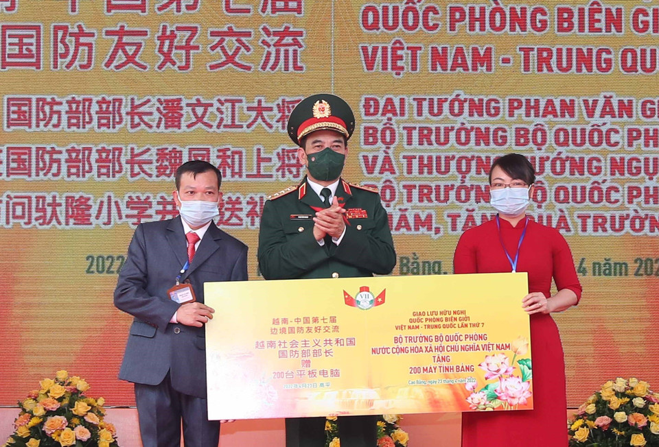 Bộ trưởng Quốc phòng Phan Văn Giang tặng quà trường tiểu học Tà Lùng. (Ảnh: Trọng Đức/TTXV)N